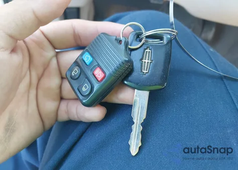 2004 Lincoln Town Car Ultimate z USA, uszkodzony, nr VIN 1LNHM83WX4Y631136